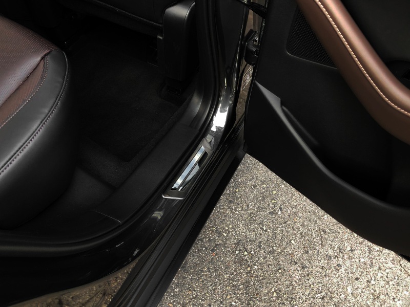 CX-30 サイドステップ 外側スカッフプレート 車体保護ゴム付き 4P ブラックヘアライン×ブラック鏡面｜マツダ MAZDA CX30 内装 インテリア 保護 カスタム 専用