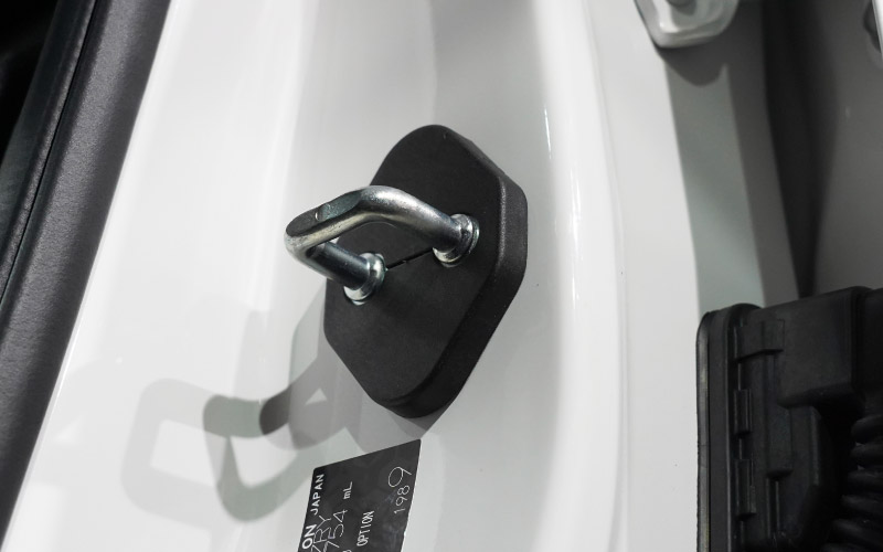 ジムニーノマド ドアストライカーカバー 4P ブラック｜スズキ SUZUKI JIMNY NOMADE JC74W 専用 内装 カスタム 保護パーツ ドアストッパーカバー ストライカーカバー ドレスアップ アクセサリー 社外品 エアロ オプション【メール便対象/代引き・配達日時指定不可】