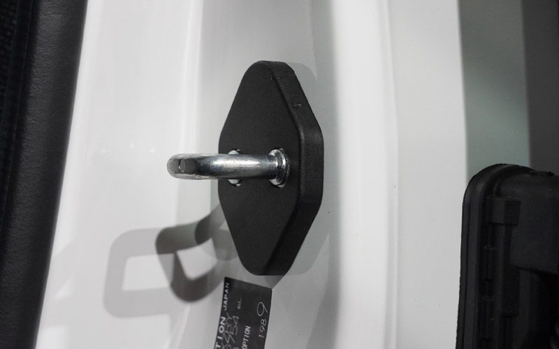 ジムニーノマド ドアストライカーカバー 4P ブラック｜スズキ SUZUKI JIMNY NOMADE JC74W 専用 内装 カスタム 保護パーツ ドアストッパーカバー ストライカーカバー ドレスアップ アクセサリー 社外品 エアロ オプション【メール便対象/代引き・配達日時指定不可】