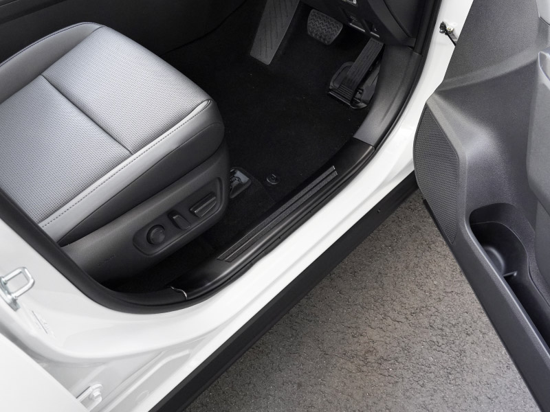 【8/16～SALE対象 10%OFF】【アウトレット品】新型RAV4 60系 スカッフプレート サイドステップ内側 フロント・リアセット 4P 滑り止め付き ブラックヘアライン ｜トヨタ TOYOTA ラブフォー AXAN64 専用 内装 足元 保護 パーツ アクセサリー ドレスアップ オプション 社外