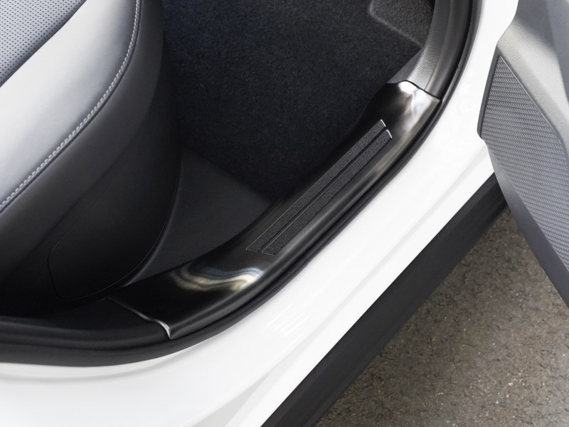 【8/16～SALE対象 10%OFF】【アウトレット品】新型RAV4 60系 スカッフプレート サイドステップ内側 フロント・リアセット 4P 滑り止め付き ブラックヘアライン ｜トヨタ TOYOTA ラブフォー AXAN64 専用 内装 足元 保護 パーツ アクセサリー ドレスアップ オプション 社外