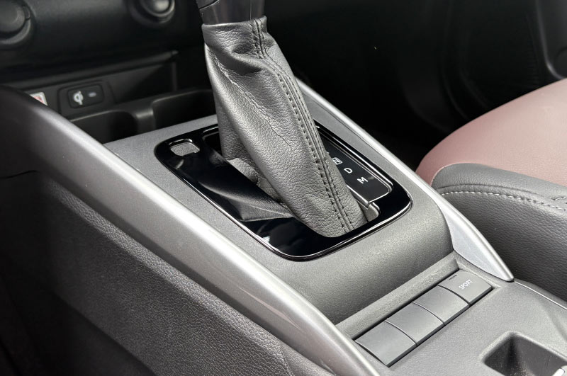 【アウトレット品】フロンクス シフトベースパネル 1P ピアノブラック｜スズキ SUZUKI FRONX WDB3S WEB3S 専用 カスタム パーツ ドレスアップ アクセサリー オプション インテリア パネル メッキモール 内装 カー用品 社外 保護 カバー キズ隠し 傷防止【メール便対象/代引き・配達日時指定不可】