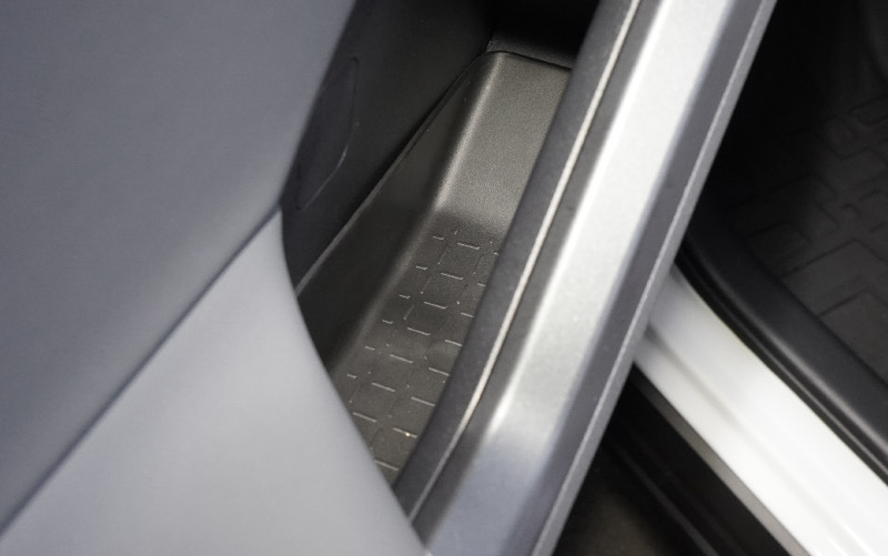 新型RAV4 60系 インナードア サイドドアポケット 上段 4P ブラック ラバータイプ ｜トヨタ TOYOTA ラヴフォー AXAN64 プラグインハイブリッド PHEV 対応 防水 水洗い アクセサリー 内装 インナー ドア ポケット トレイ ウィンドウスイッチ パネル カバー 保護 便利グッズ マット 社外【予約販売/6月10日頃入荷予定】