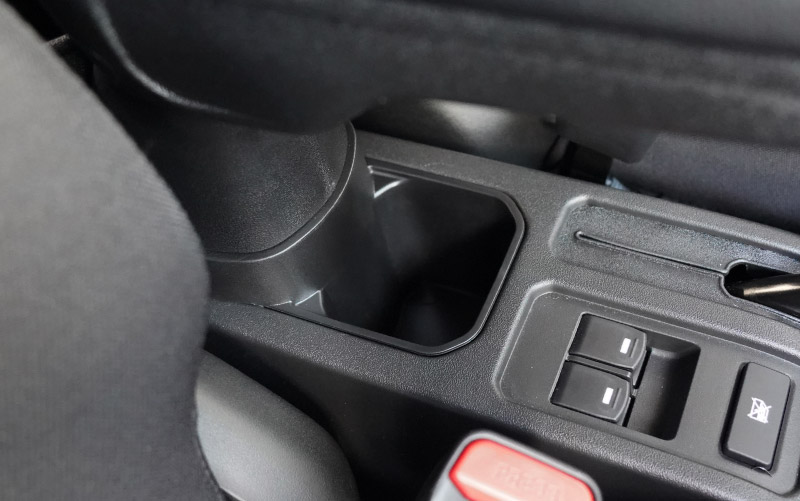 新型ジムニー JB64W 新型ジムニーシエラ JB74W ジムニーノマド JC74W フロントアームレスト 1P ブラック｜スズキ SUZUKI JIMNY JB64 JIMNY SIERRA JB74 1型 2型 3型 4型 5型 JIMNY NOMADE JC74 1型 専用 パーツ 肘置き付き コンソールボックス 収納 小物入れ 内装 カスタム アクセサリー 便利グッズ オプション 保護 傷防止 車内 ドレスアップ 社外
