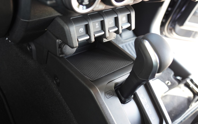 新型ジムニー JB64W 新型ジムニーシエラ JB74W ジムニーノマド JC74W AT車専用 センターコンソールトレイマット 1P ゴムマット ブラック｜スズキ SUZUKI JIMNY JB64 JIMNY SIERRA JB74 1型 2型 3型 4型 5型 JIMNY NOMADE JC74 1型 専用 滑り止めマット 防水 水洗い 収納 小物 収納 コンソール トレイ 内装 アクセサリー オプション 保護 傷防止 車内 社外【メール便対象/代引き・配達日時指定不可】