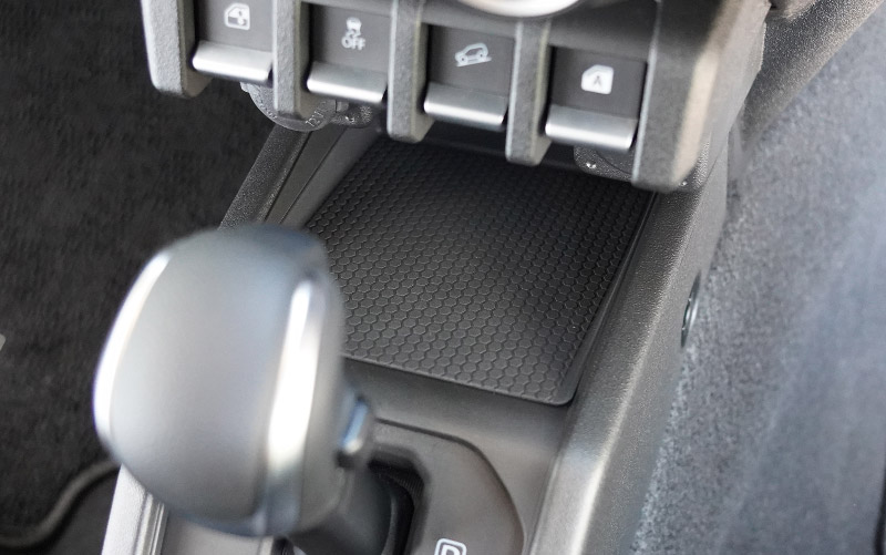 新型ジムニー JB64W 新型ジムニーシエラ JB74W ジムニーノマド JC74W AT車専用 センターコンソールトレイマット 1P ゴムマット ブラック｜スズキ SUZUKI JIMNY JB64 JIMNY SIERRA JB74 1型 2型 3型 4型 5型 JIMNY NOMADE JC74 1型 専用 滑り止めマット 防水 水洗い 収納 小物 収納 コンソール トレイ 内装 アクセサリー オプション 保護 傷防止 車内 社外【メール便対象/代引き・配達日時指定不可】