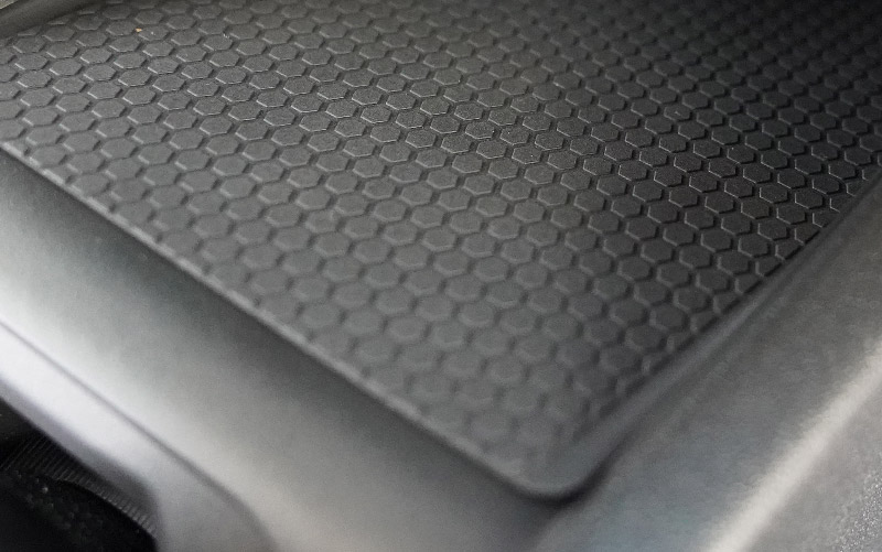 新型ジムニー JB64W 新型ジムニーシエラ JB74W ジムニーノマド JC74W AT車専用 センターコンソールトレイマット 1P ゴムマット ブラック｜スズキ SUZUKI JIMNY JB64 JIMNY SIERRA JB74 1型 2型 3型 4型 5型 JIMNY NOMADE JC74 1型 専用 滑り止めマット 防水 水洗い 収納 小物 収納 コンソール トレイ 内装 アクセサリー オプション 保護 傷防止 車内 社外【メール便対象/代引き・配達日時指定不可】