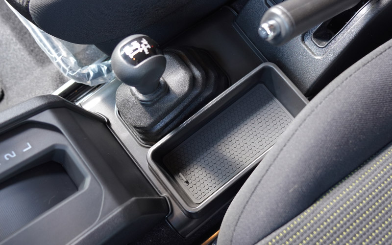 新型ジムニー JB64W 新型ジムニーシエラ JB74W ジムニーノマド JC74W AT車専用 センター収納トレイ 1P ブラック 滑り止めマット付き トランスファーレバー周り 収納 ｜スズキ SUZUKI JIMNY JB64 JIMNY SIERRA JB74 1型 2型 3型 4型 5型 JIMNY NOMADE JC74 1型 専用 パーツ 小物入れ コンソール トレイ 内装 便利グッズ アクセサリー 保護 傷防止 車内 社外