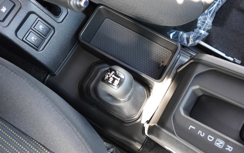 新型ジムニー JB64W 新型ジムニーシエラ JB74W ジムニーノマド JC74W AT車専用 センター収納トレイ 1P ブラック 滑り止めマット付き トランスファーレバー周り 収納 ｜スズキ SUZUKI JIMNY JB64 JIMNY SIERRA JB74 1型 2型 3型 4型 5型 JIMNY NOMADE JC74 1型 専用 パーツ 小物入れ コンソール トレイ 内装 便利グッズ アクセサリー 保護 傷防止 車内 社外