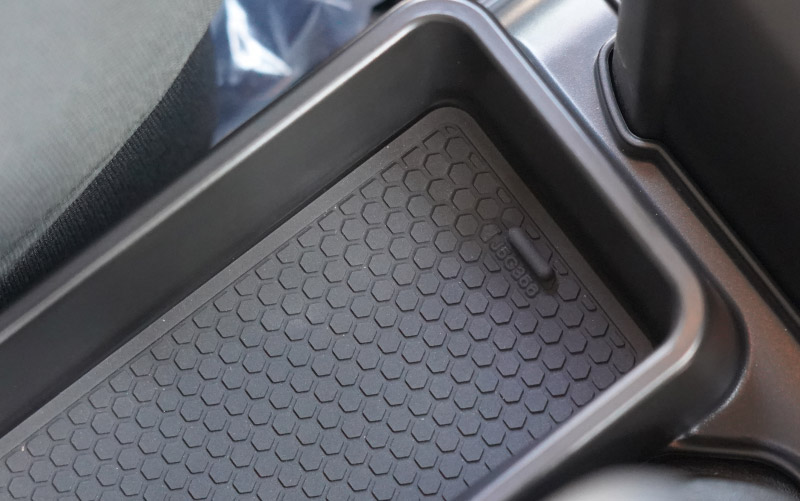 新型ジムニー JB64W 新型ジムニーシエラ JB74W ジムニーノマド JC74W AT車専用 センター収納トレイ 1P ブラック 滑り止めマット付き トランスファーレバー周り 収納 ｜スズキ SUZUKI JIMNY JB64 JIMNY SIERRA JB74 1型 2型 3型 4型 5型 JIMNY NOMADE JC74 1型 専用 パーツ 小物入れ コンソール トレイ 内装 便利グッズ アクセサリー 保護 傷防止 車内 社外
