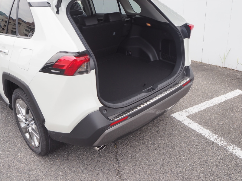 RAV4 50系 RAV4 PHV リアバンパーステップガード 1P 車体保護ゴム付き 選べる3カラー シルバーヘアライン ブラックヘアライン カーボン調｜トヨタ TOYOTA ラブ4 専用 カスタム 保護パーツ ドレスアップ アクセサリー 社外品【予約販売/ブラック：5月20日頃入荷予定】