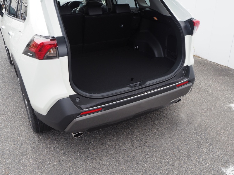 RAV4 50系 RAV4 PHV リアバンパーステップガード 1P 車体保護ゴム付き 選べる3カラー シルバーヘアライン ブラックヘアライン カーボン調｜トヨタ TOYOTA ラブ4 専用 カスタム 保護パーツ ドレスアップ アクセサリー 社外品【予約販売/ブラック：5月20日頃入荷予定】