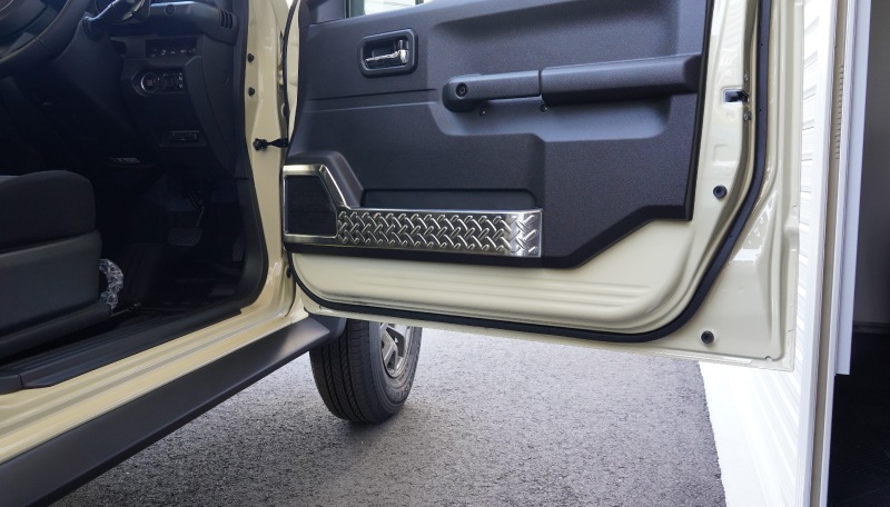 ジムニーノマド JC74W インナードアプロテクションカバー 縞鋼板柄 左右セット 4P シルバーヘアライン｜スズキ SUZUKI JIMNY JC74 NOMADE 専用 保護パーツ ドレスアップ オプション アクセサリー 社外 カーパーツ 傷防止 サイドシル【予約販売/5月20日頃入荷予定】
