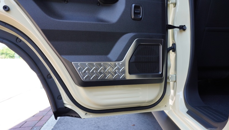 ジムニーノマド JC74W インナードアプロテクションカバー 縞鋼板柄 左右セット 4P シルバーヘアライン｜スズキ SUZUKI JIMNY JC74 NOMADE 専用 保護パーツ ドレスアップ オプション アクセサリー 社外 カーパーツ 傷防止 サイドシル【予約販売/5月20日頃入荷予定】