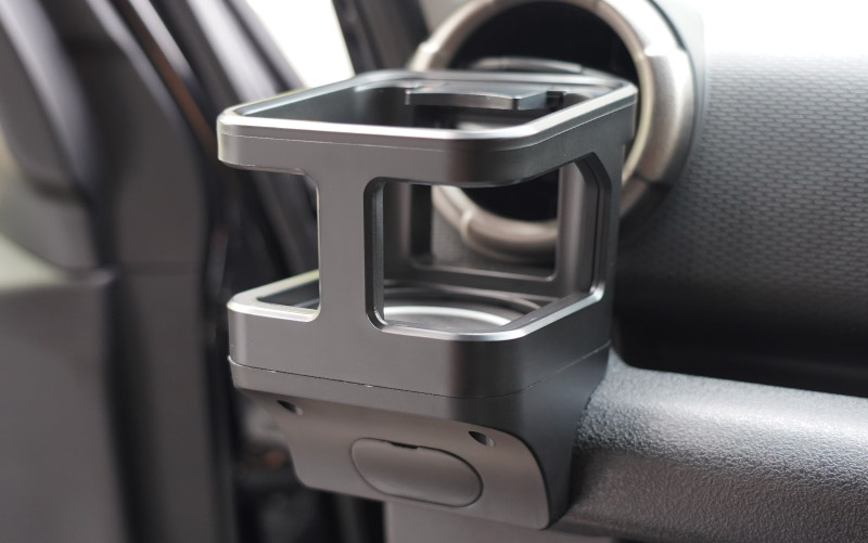 【セット割】新型ジムニー JB64W 新型ジムニーシエラ JB74W ジムニーノマド JC74W カップホルダー 運転席 助手席 2点セット ブラック 滑り止めマット付き｜スズキ SUZUKI JIMNY JB64 JIMNY SIERRA JB74 1型 2型 3型 4型 5型 JIMNY NOMADE JC74 1型 専用 パーツ ドリンクホルダー 増設 滑り止め トレイ 内装 アクセサリー 保護 傷防止 社外