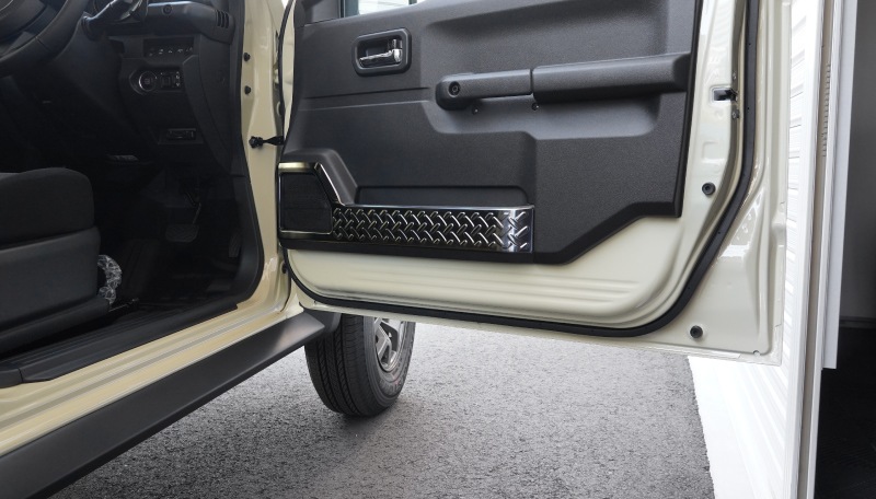 ジムニーノマド JC74W インナードアプロテクションカバー 縞鋼板柄 左右セット 4P ブラックヘアライン｜スズキ SUZUKI JIMNY JC74 NOMADE 専用 保護パーツ ドレスアップ オプション アクセサリー 社外 カーパーツ 傷防止 サイドシル