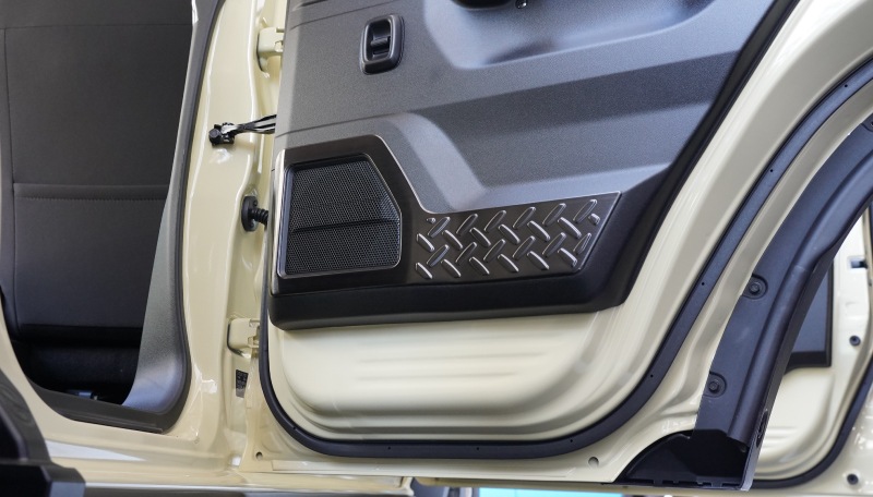 ジムニーノマド JC74W インナードアプロテクションカバー 縞鋼板柄 左右セット 4P ブラックヘアライン｜スズキ SUZUKI JIMNY JC74 NOMADE 専用 保護パーツ ドレスアップ オプション アクセサリー 社外 カーパーツ 傷防止 サイドシル