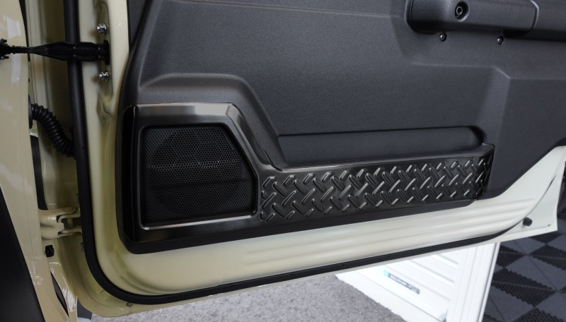 ジムニーノマド JC74W インナードアプロテクションカバー 縞鋼板柄 左右セット 4P ブラックヘアライン｜スズキ SUZUKI JIMNY JC74 NOMADE 専用 保護パーツ ドレスアップ オプション アクセサリー 社外 カーパーツ 傷防止 サイドシル