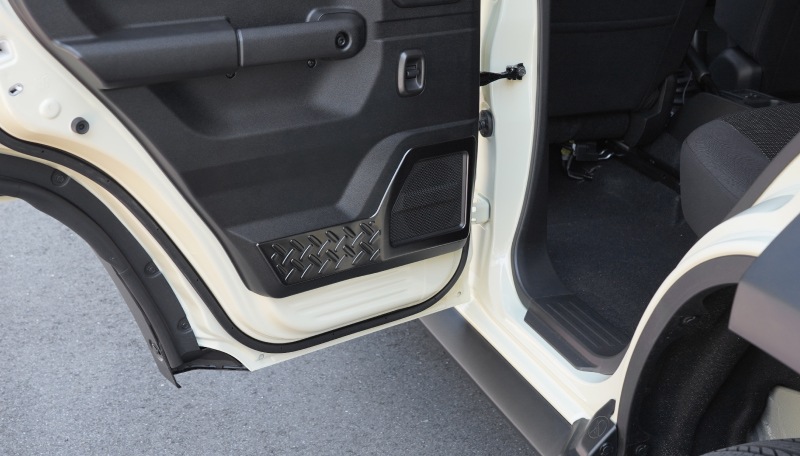 ジムニーノマド JC74W インナードアプロテクションカバー 縞鋼板柄 左右セット 4P ブラックヘアライン｜スズキ SUZUKI JIMNY JC74 NOMADE 専用 保護パーツ ドレスアップ オプション アクセサリー 社外 カーパーツ 傷防止 サイドシル