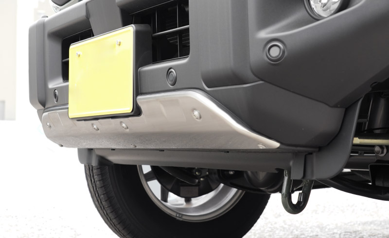 新型ジムニー JB64 5型 専用 フロントアンダーカバー ガーニッシュ 車体保護ゴム付き 1P シルバーヘアライン ｜スズキ SUZUKI JIMNY JB64W カスタム 専用 パーツ ドレスアップ アクセサリー 社外品 オプション エアロ【予約販売/6月30日頃入荷予定】