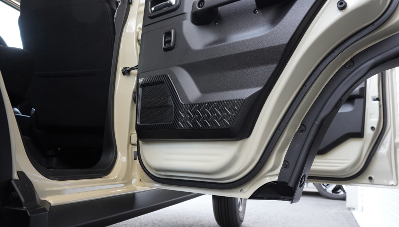 ジムニーノマド JC74W インナードアプロテクションカバー 縞鋼板柄 左右セット 4P カーボン調｜スズキ SUZUKI JIMNY JC74 NOMADE 専用 保護パーツ ドレスアップ オプション アクセサリー 社外 カーパーツ 傷防止 サイドシル
