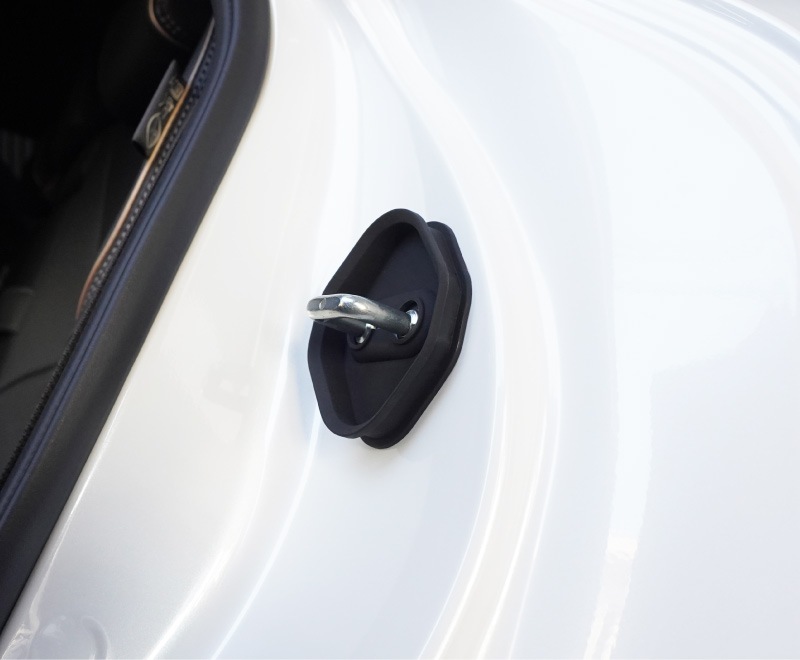 新型スイフト/スイフトスポーツ ドアストライカー 4P ブラック｜SUZUKI スズキ SWIFT Swift Sport ZC ZD 専用 内装 カスタム 保護パーツ ドアストッパーカバー ストライカーカバー ドレスアップ アクセサリー 社外品 オプション【メール便対象/代引き・配達日時指定不可】