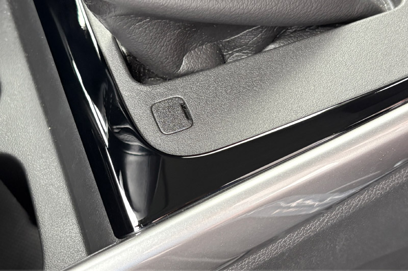 【アウトレット品】フロンクス シフトベース周りパネル 1P ピアノブラック｜スズキ SUZUKI FRONX WDB3S WEB3S 専用 カスタム パーツ ドレスアップ アクセサリー インテリア 社外