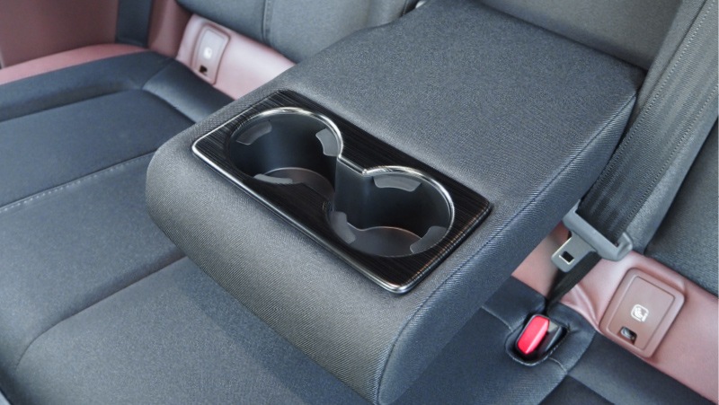 MX-30 ドリンクホルダーパネル リアカップ 1P 艶有ブラックヘアライン｜マツダ MAZDA MX30 アクセサリー 社外品 インテリア パネル 内装 カスタム 5AA-DREJ3P 専用 パーツ ドレスアップ オプション
