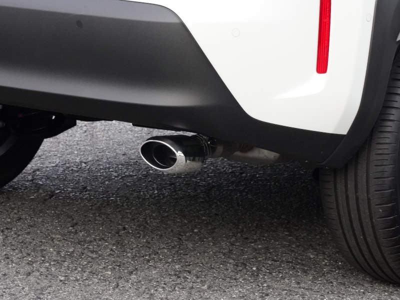 新型ヤリスクロス オーバル マフラーカッター スラッシュカット シルバー 1P 落下防止ワイヤ ストッパー付属｜トヨタ TOYOTA YARIS CROSS 専用 外装 リア マフラー カスタム パーツ ドレスアップ アクセサリー 社外品 エアロ オプション