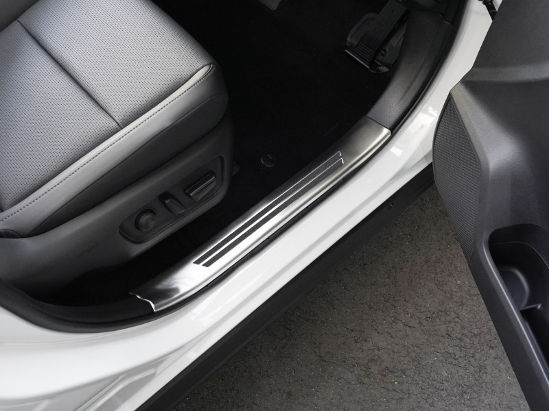 新型RAV4 60系 スカッフプレート サイドステップ内側 フロント・リアセット 4P 滑り止め付き シルバーヘアライン ｜トヨタ TOYOTA ラブフォー AXAN64 専用 プラグインハイブリッド PHEV 対応 内装 足元 保護 パーツ アクセサリー ドレスアップ オプション 社外