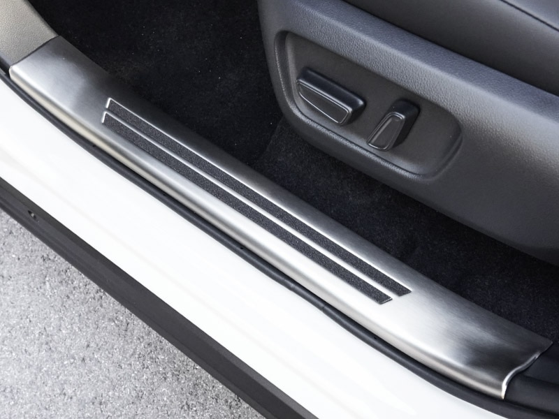 新型RAV4 60系 スカッフプレート サイドステップ内側 フロント・リアセット 4P 滑り止め付き シルバーヘアライン ｜トヨタ TOYOTA ラブフォー AXAN64 専用 プラグインハイブリッド PHEV 対応 内装 足元 保護 パーツ アクセサリー ドレスアップ オプション 社外