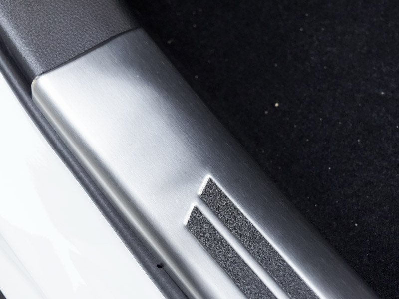 新型RAV4 60系 スカッフプレート サイドステップ内側 フロント・リアセット 4P 滑り止め付き シルバーヘアライン ｜トヨタ TOYOTA ラブフォー AXAN64 専用 プラグインハイブリッド PHEV 対応 内装 足元 保護 パーツ アクセサリー ドレスアップ オプション 社外