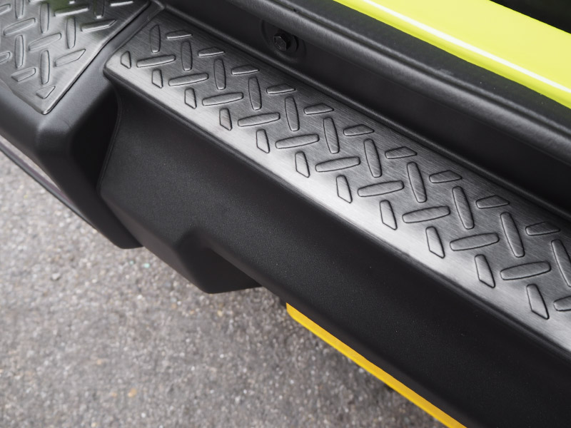 新型ジムニー JB64W リアバンパープレート 縞鋼板柄 3P ブラックヘアライン｜スズキ SUZUKI JIMNY JB64 1型 2型 3型 4型 5型 専用 パーツ ドレスアップ アクセサリー 社外品 エアロ オプション