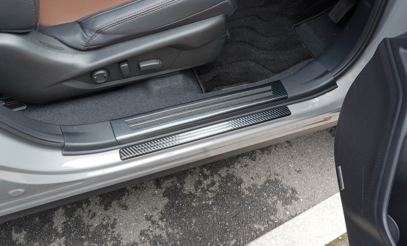 【セット割】新型フォレスター SL系 サイドステップ 内側＆外側 スカッフプレート 6P 保護パーツ2点セット カーボン調｜SUBARU スバル FORESTER 専用 内装 保護 カスタム パーツ ドレスアップ アクセサリー オプション 社外 足元 サイドシル