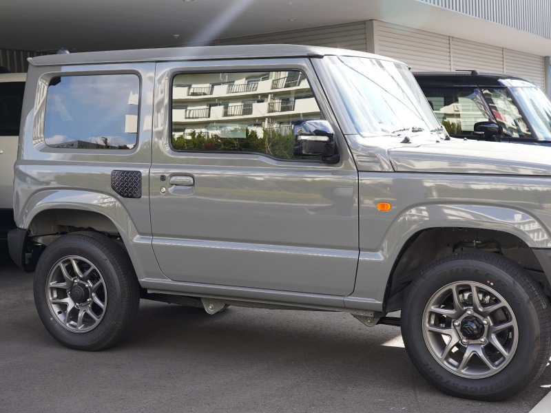 新型ジムニー JB64W 新型ジムニーシエラ JB74W フューエルリッドガーニッシュ 1P 縞鋼板柄 ブラックヘアライン｜スズキ SUZUKI JIMNY JB64 JIMNY SIERRA JB74 1型 2型 3型 4型 5型 専用 パーツ ドレスアップ アクセサリー 社外品 エアロ【メール便対象/代引き・配達日時指定不可】