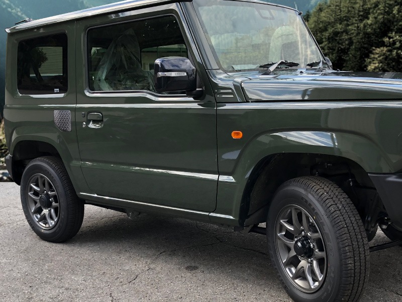 新型ジムニー JB64W 新型ジムニーシエラ JB74W フューエルリッドガーニッシュ 1P 縞鋼板柄 ブラックヘアライン｜スズキ SUZUKI JIMNY JB64 JIMNY SIERRA JB74 1型 2型 3型 4型 5型 専用 パーツ ドレスアップ アクセサリー 社外品 エアロ【メール便対象/代引き・配達日時指定不可】