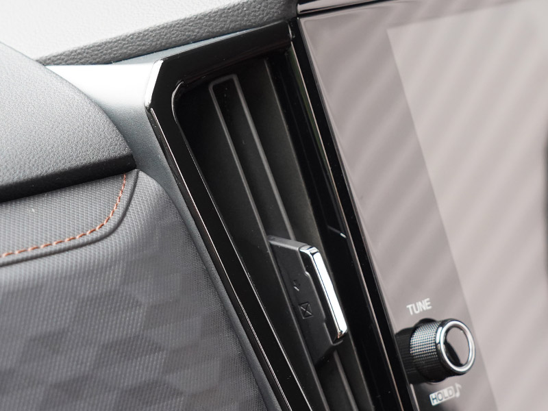 新型フォレスター SL系 センターモニター下パネル 1P ピアノブラック｜SUBARU スバル FORESTER 専用 パーツ ドレスアップ アクセサリー オプション インテリア パネル 内装 カー用品 社外