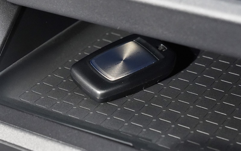 新型RAV4 60系 センタートレイマット ゴムタイプ 1P ブラック 防水｜トヨタ TOYOTA ラブフォー AXAN64 専用 プラグインハイブリッド PHEV 対応 インストセンタートレイ マット 保護パーツ アクセサリー 滑り止め 小物入れ 収納 内装 カー用品 社外 傷防止【メール便対象/代引き・配達日時指定不可】【予約販売/4月30日頃入荷予定】