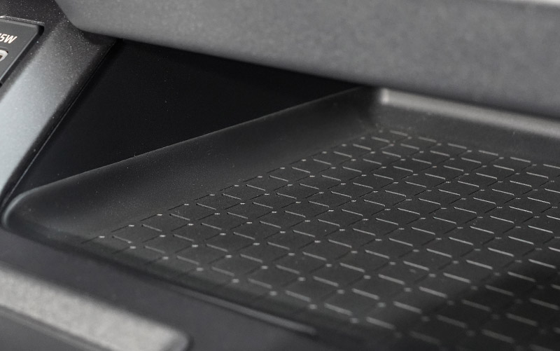 新型RAV4 60系 センタートレイマット ゴムタイプ 1P ブラック 防水｜トヨタ TOYOTA ラブフォー AXAN64 専用 プラグインハイブリッド PHEV 対応 インストセンタートレイ マット 保護パーツ アクセサリー 滑り止め 小物入れ 収納 内装 カー用品 社外 傷防止【メール便対象/代引き・配達日時指定不可】【予約販売/4月30日頃入荷予定】