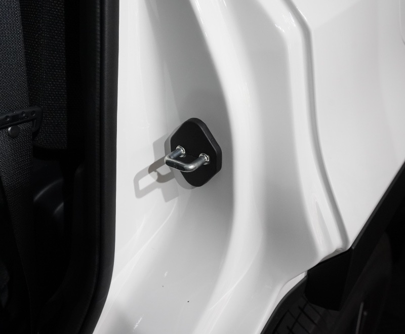 新型ランドクルーザー ランクル250 ランクル70  ランクルFJ 共通 ドアストライカーカバー 4P ブラック｜トヨタ ランクル TOYOTA LANDCRUISER 250系 70系 FJ 専用 内装 カスタム 保護パーツ ドアストッパーカバー ストライカーカバー ドレスアップ アクセサリー 社外品 オプション【メール便対象/代引き・配達日時指定不可】