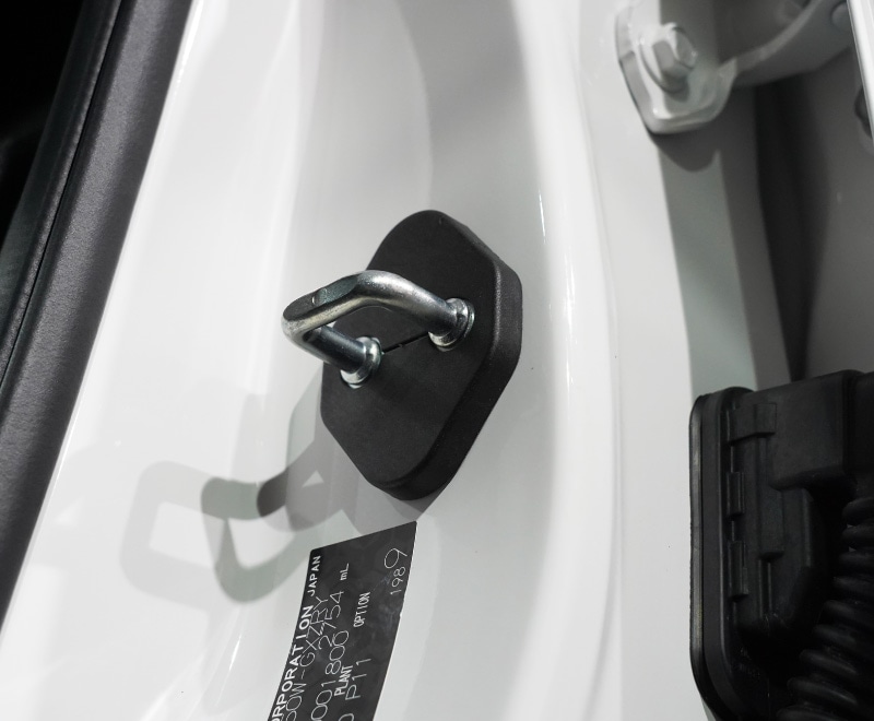 新型ランドクルーザー ランクル250 ランクル70  ランクルFJ 共通 ドアストライカーカバー 4P ブラック｜トヨタ ランクル TOYOTA LANDCRUISER 250系 70系 FJ 専用 内装 カスタム 保護パーツ ドアストッパーカバー ストライカーカバー ドレスアップ アクセサリー 社外品 オプション【メール便対象/代引き・配達日時指定不可】