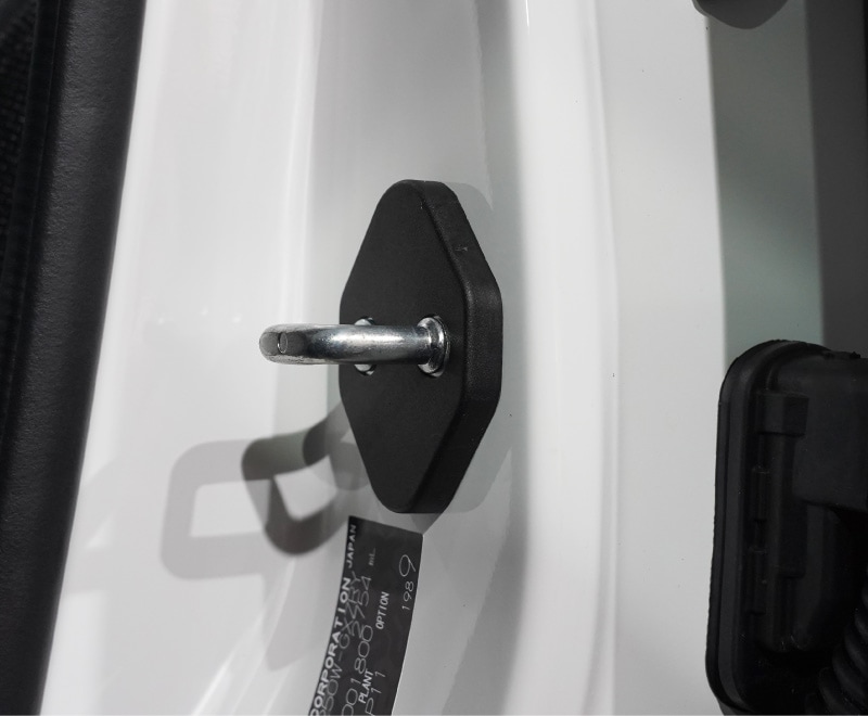 新型ランドクルーザー ランクル250 ランクル70  ランクルFJ 共通 ドアストライカーカバー 4P ブラック｜トヨタ ランクル TOYOTA LANDCRUISER 250系 70系 FJ 専用 内装 カスタム 保護パーツ ドアストッパーカバー ストライカーカバー ドレスアップ アクセサリー 社外品 オプション【メール便対象/代引き・配達日時指定不可】
