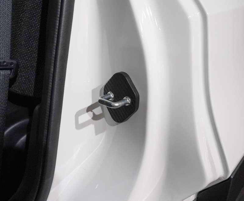 新型ランドクルーザー ランクル250 ランクル70 ランクルFJ 共通 ドアストライカーカバー 4P カーボン柄｜トヨタ ランクル TOYOTA LANDCRUISER 250系 70系 FJ 専用 内装 カスタム 保護パーツ ドアストッパーカバー ストライカーカバー ドレスアップ アクセサリー 社外品 オプション【メール便対象/代引き・配達日時指定不可】