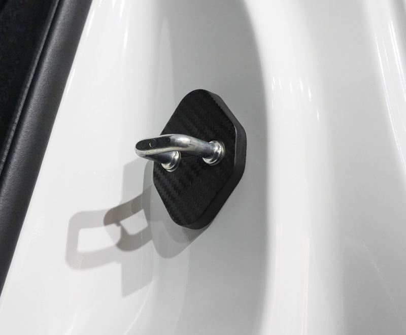 新型ランドクルーザー ランクル250 ランクル70 ランクルFJ 共通 ドアストライカーカバー 4P カーボン柄｜トヨタ ランクル TOYOTA LANDCRUISER 250系 70系 FJ 専用 内装 カスタム 保護パーツ ドアストッパーカバー ストライカーカバー ドレスアップ アクセサリー 社外品 オプション【メール便対象/代引き・配達日時指定不可】