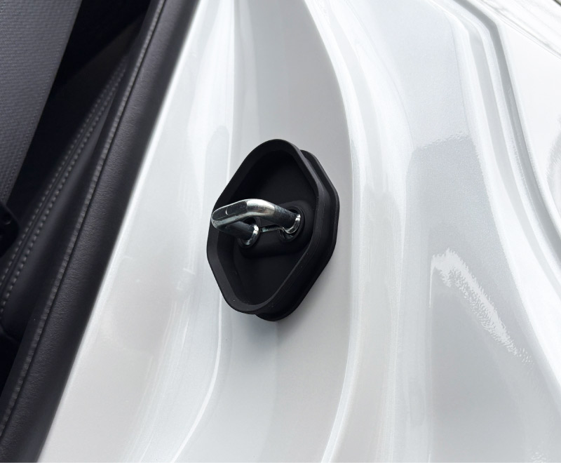 新型ランドクルーザー ランクル250 ランクル70  ランクルFJ 共通 ゴムタイプ ドアストライカー 4P ブラック｜トヨタ ランクル TOYOTA LANDCRUISER 250系 70系 FJ 専用  内装 カスタム 保護パーツ ドアストッパーカバー ストライカーカバー ドレスアップ アクセサリー 社外品 オプション【メール便対象/代引き・配達日時指定不可】