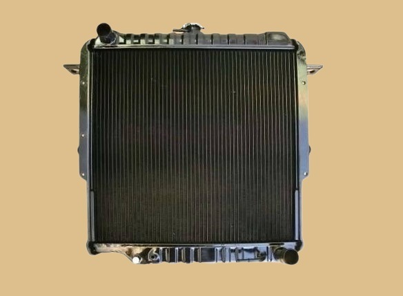 ランクル77 ラジエーター H8.3  MT用　［ジャンク］ ランクル77 ラジエーター H8.3 MT用 ［ジャンク］ ランクル77