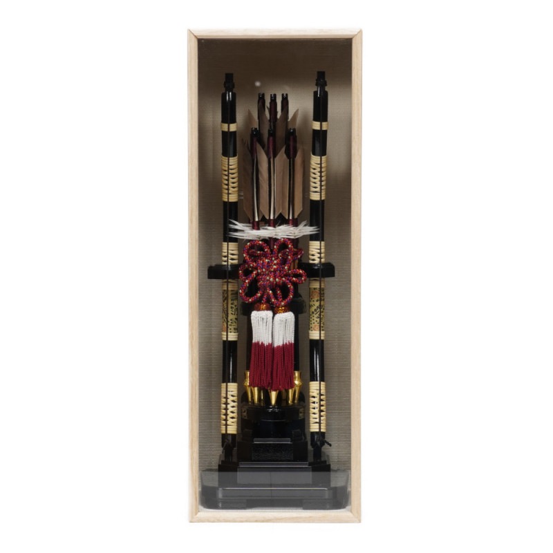 寿々登作　破魔弓　ガラスケース・水鳥鴨羽根・間口約２７×奥行約２４×高さ約６４㎝ 破魔弓】匠 七分之壱(茶塗) 桐箱ケース仕様〈寿々登作〉[231-005