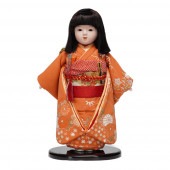 【市松人形】10号 友禅(オレンジ) 菊〈小出松寿作〉※髪飾り・小物入れ付き[223-028]