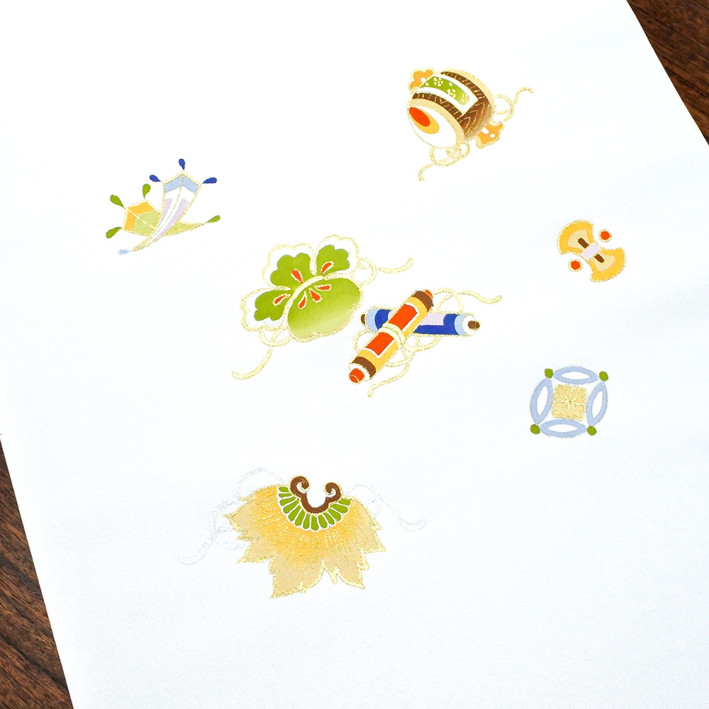 新塩瀬帯 吉祥柄「宝尽くし 手描き」 白地｜洗える帯 名古屋帯