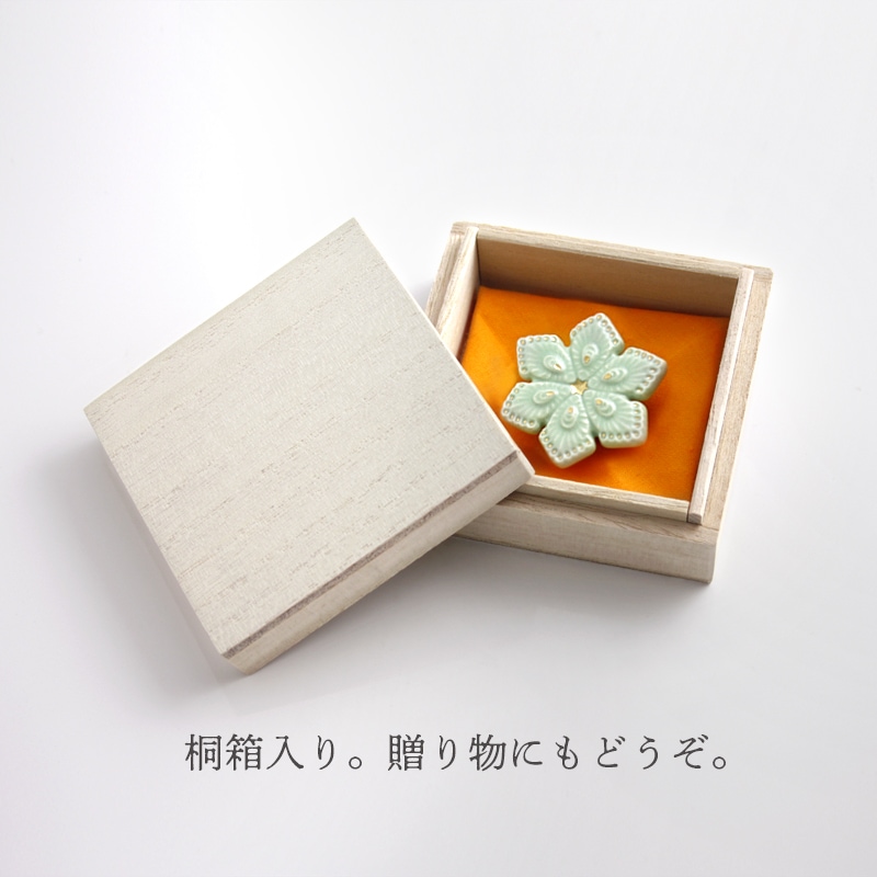 陶器の帯留め クジャク文｜和装小物 井澤屋